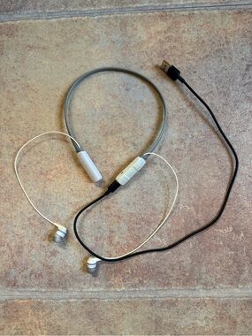 Skullcandy Ink’d Wireless Neckband Earbuds in Gray and White